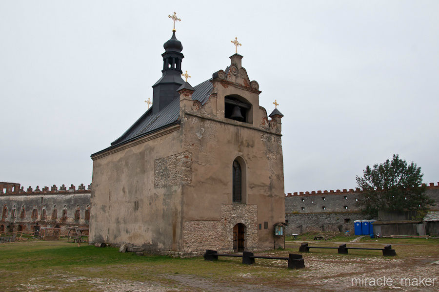 В центре крепости стоит церковь святого Николая Чудотворца, построенная еще в 16-ом веке как костел. Меджибож, Украина