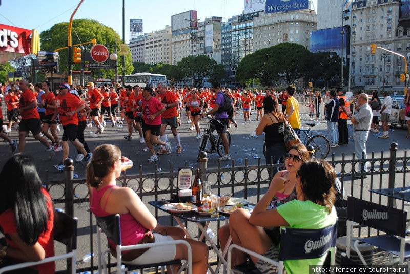 Туристы глазели за соревнованием, потягивая пиво в летних кафе Буэнос-Айрес, Аргентина