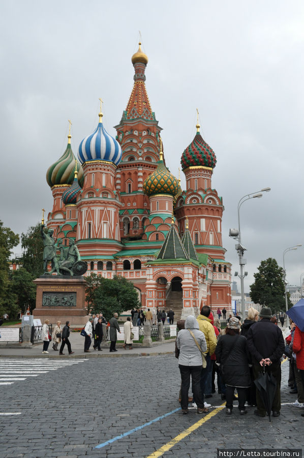 Гибридные, электро и ретро автомобили на Красной площади Москва, Россия