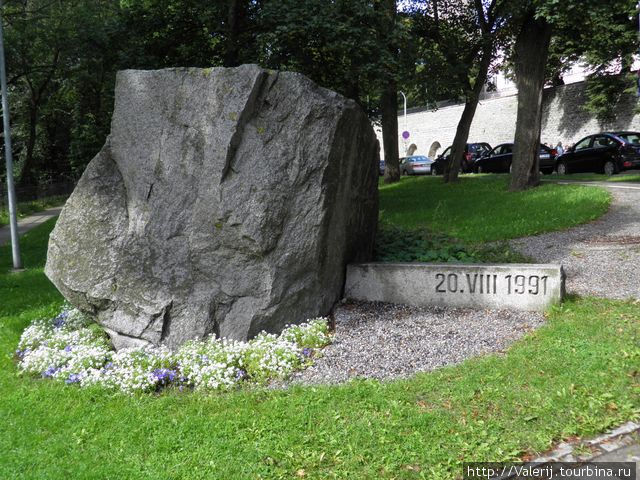 Камень в честь Дня независимости. Таллин, Эстония