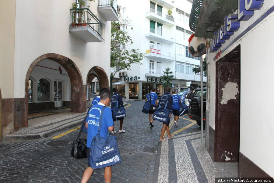 Улица До Кармо. Футболисты идут в отель Греко. Фуншал, Португалия