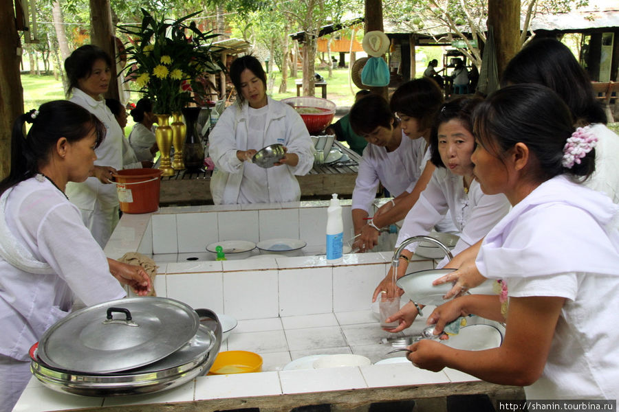 После окончания обеда все студенты вместе моют посуду Мае-Хонг-Сон, Таиланд