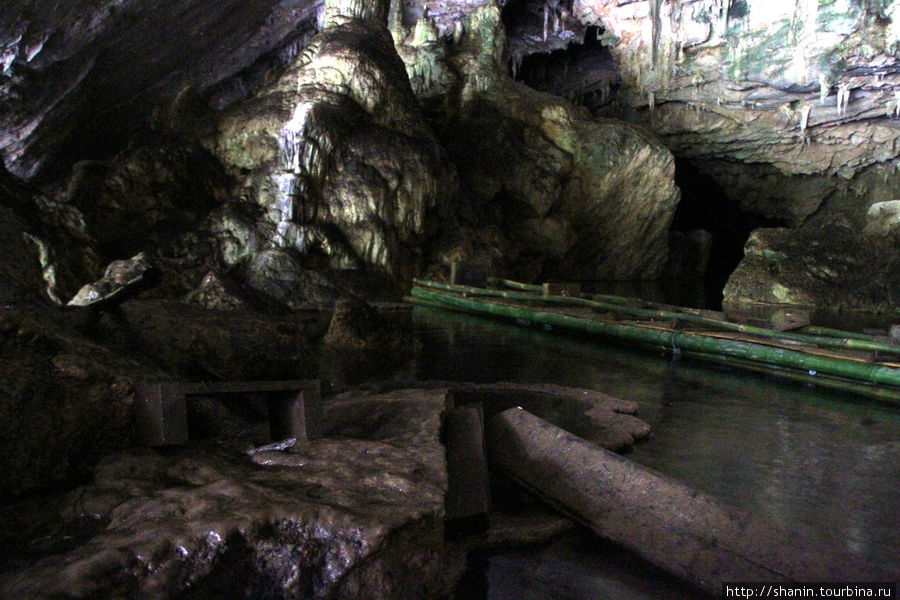 В пещере Там Нам Лод есть бамбуковые плоты Мае-Хонг-Сон, Таиланд