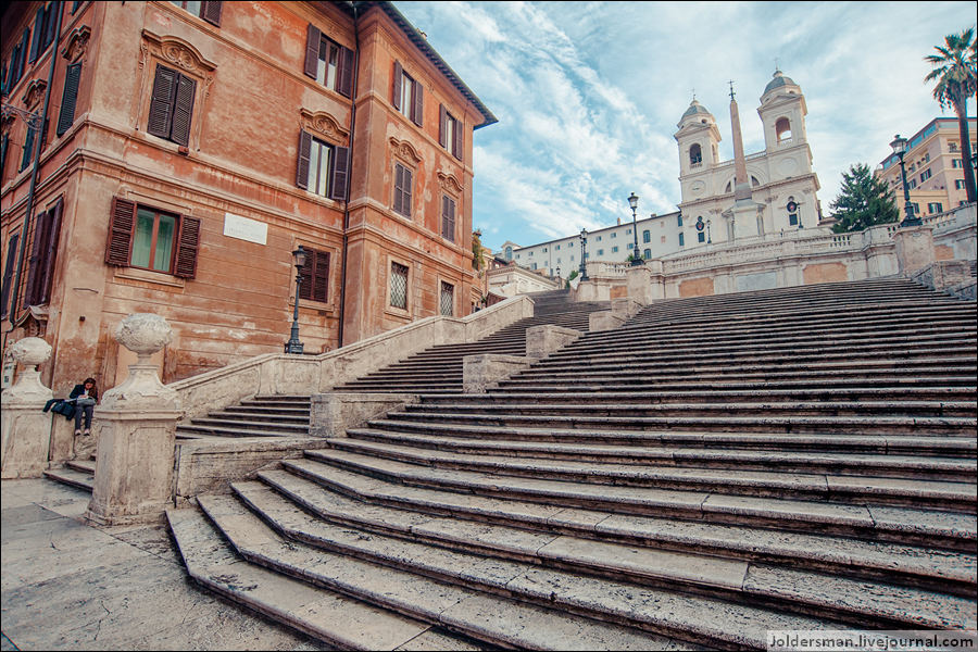 Scalinata di Trinità dei Monti (то есть лестница к Тринита-деи-Монти), больше известная как испанская лестница, ничего, впрочем, общего с Испанией не имеет. Рим, Италия