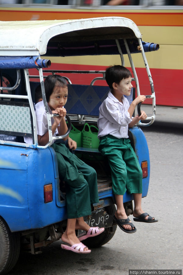 Школьники в пикапе Янгон, Мьянма