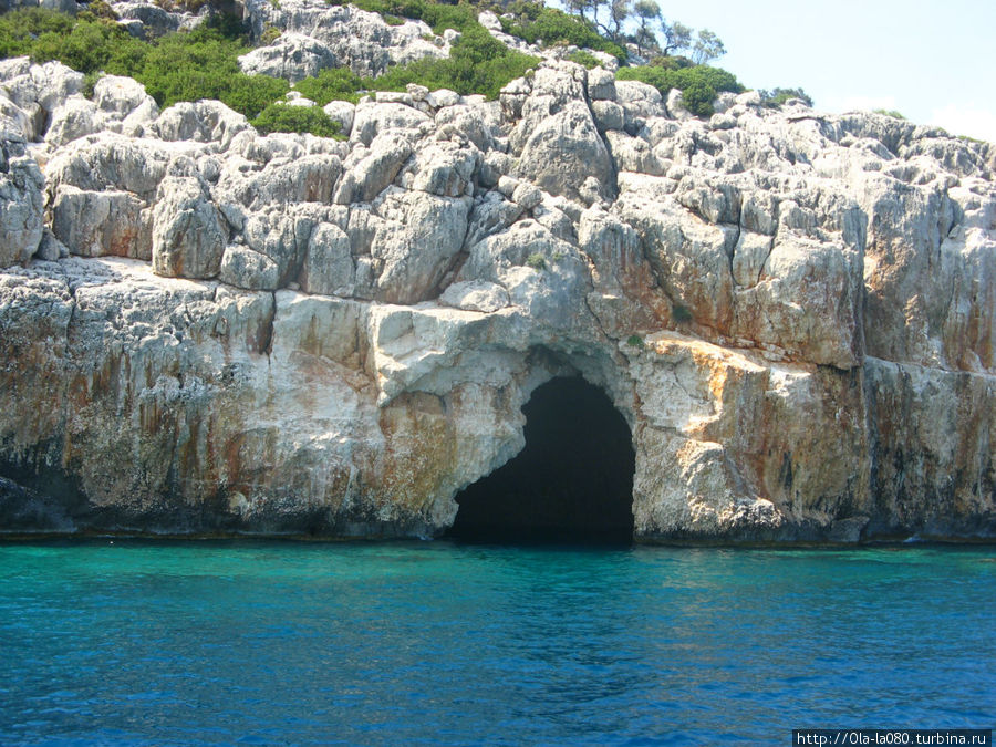 В этой пещере раньше прятались пираты, перед нападением на судна. Остров Кекова, Турция