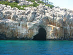В этой пещере раньше прятались пираты, перед нападением на судна.