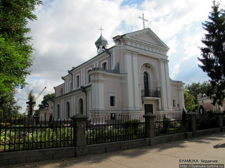 Строительство каменного костела, который сохранился до нашего времени, началось с восточной стороны рядом со старым деревянным, и было закончено в 1826 году. Бердичев, Украина