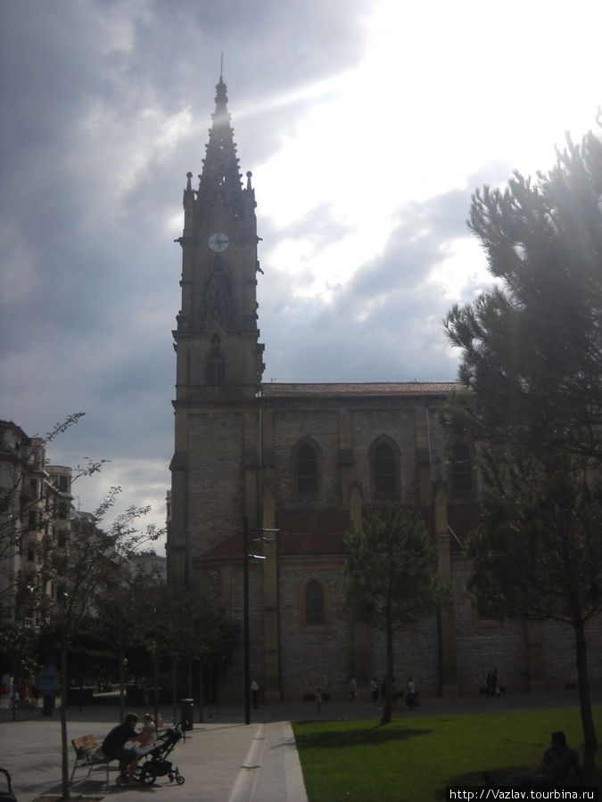 Вид на церковь с площади Сан-Себастьян, Испания