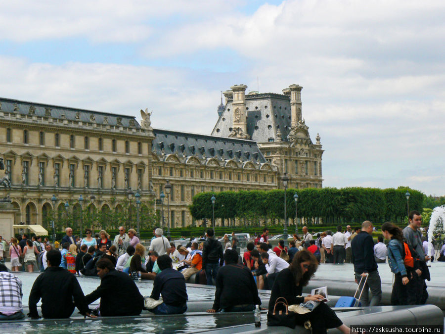 Возле фонтана приятно отдохнуть после экскурсии по залам Лувра Париж, Франция