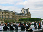 Возле фонтана приятно отдохнуть после экскурсии по залам Лувра