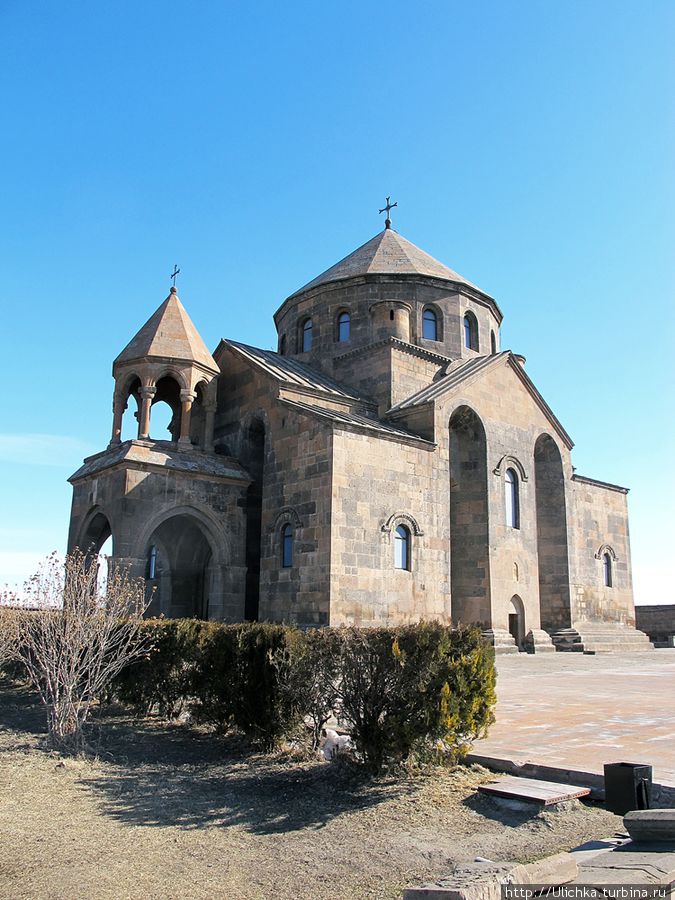 Церковь Св. Рипсиме считается строением с уникальным Армянским стилем. Здание квадратное снаружи, с крестообразной планировкой изнутри и с центральным куполом. Вагаршапат, Армения