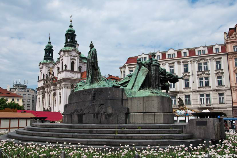 Прямо по центру площади стоит большущий монумент Яну Гусу. Поставлен в 1915г в память его 500-летия смерти. Прага, Чехия
