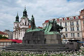 Прямо по центру площади стоит большущий монумент Яну Гусу. Поставлен в 1915г в память его 500-летия смерти.