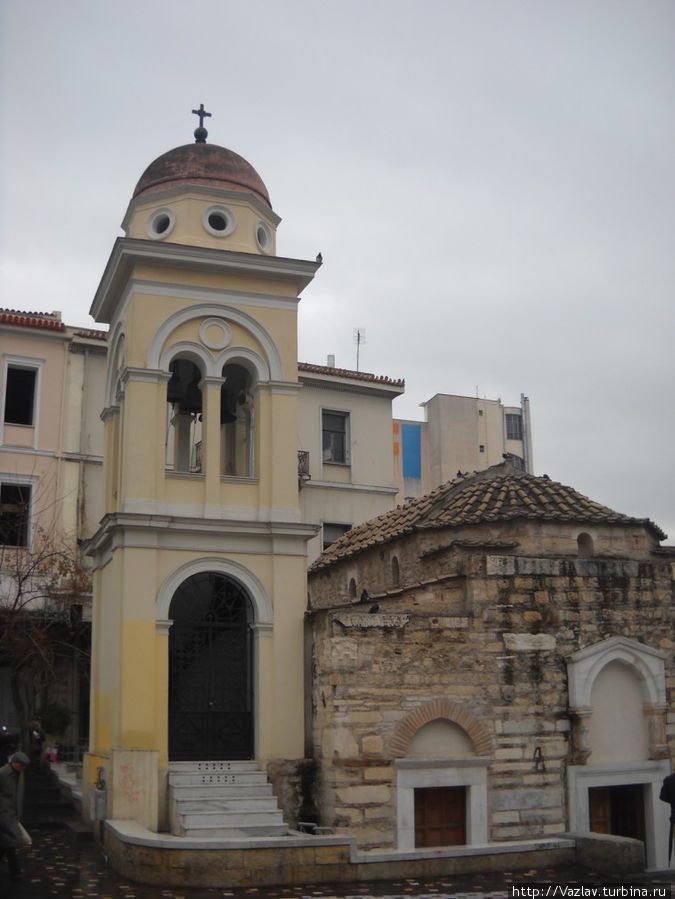 Здание церкви с колокольней