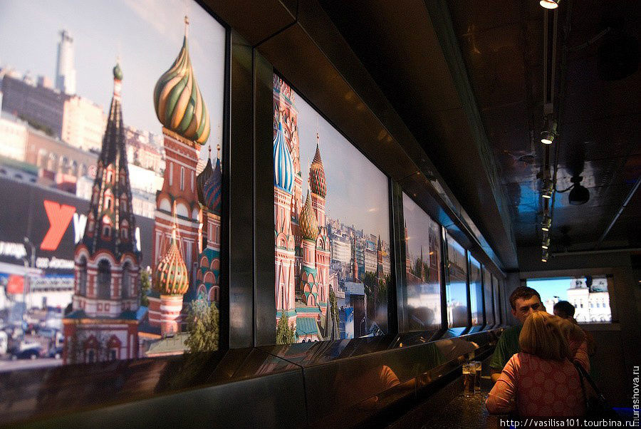 Вдоль стен расположены панорамные экраны, по которым медленно проплывают виды разных городов мира. Нас, конечно, больше всего заинтересовала Москва Амстердам, Нидерланды