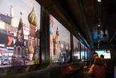 Вдоль стен расположены панорамные экраны, по которым медленно проплывают виды разных городов мира. Нас, конечно, больше всего заинтересовала Москва