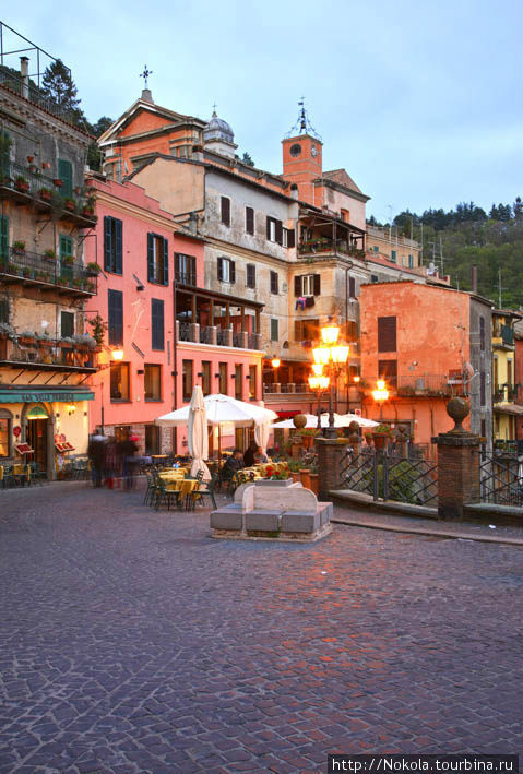Неми- городок на скале Неми, Италия