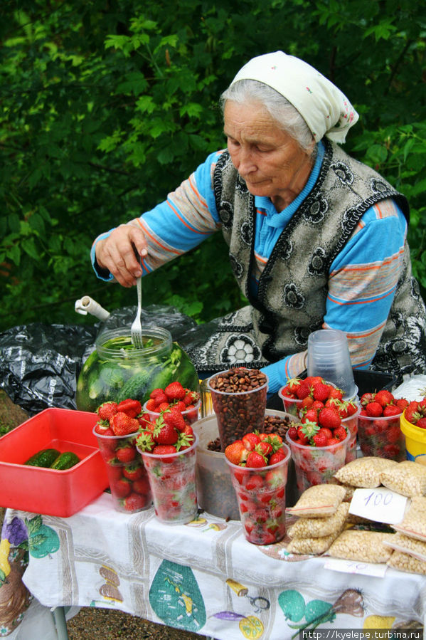 В городе можно купить на развес не только свежую клубнику, но и малосольные огурцы Белокуриха, Россия