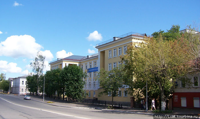 Здание Череповецкого Государственного Университета (ранее школа №1) на Советском проспекте Череповец, Россия