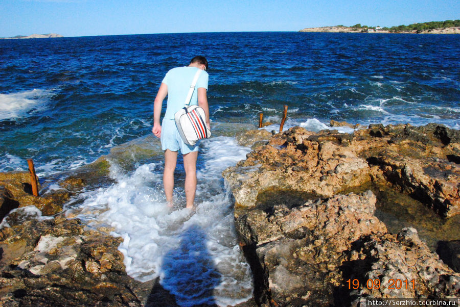 Проверяю тёплое ли море, оказалось очень тёплым) Остров Ибица, Испания