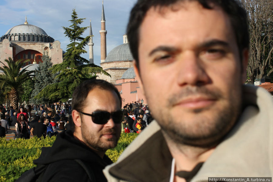Митч (задний план) и Хуан Стамбул, Турция