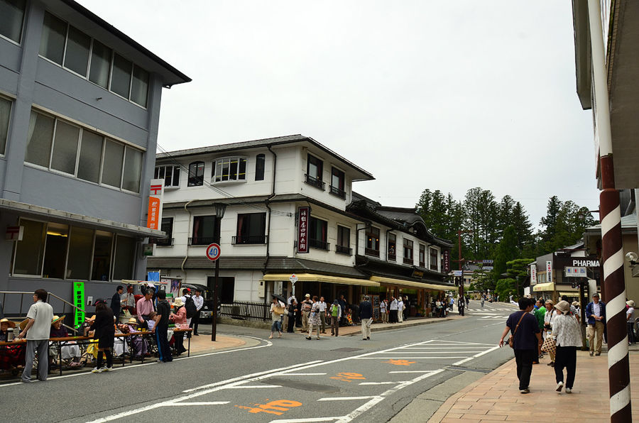 Главная улица посёлка Коя, Япония