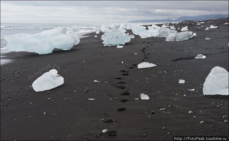 Удивительно видеть ледяные глыбы под ногами в середине июля, в самый разгар лета. Йёкюльсаурлоун ледниковая лагуна, Исландия