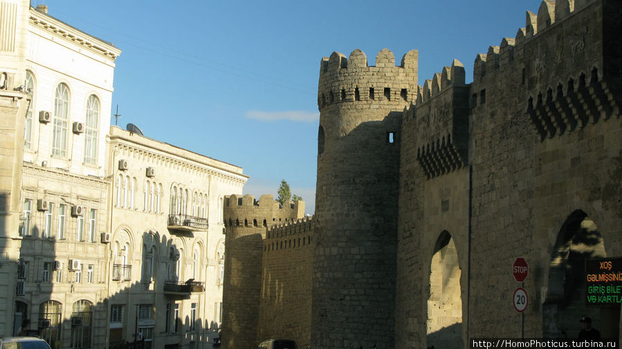 На улицах Баку, дербентские ворота Баку, Азербайджан