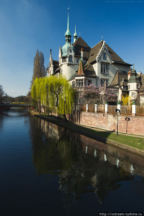 Сказочный дворец на берегу реки:) Страсбург, Франция