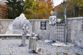 В ноябре 2010 г., в 60-летнюю годовщину трагедии, на кладбище из обломков разбившегося самолёта были установлены фигуры Девы Марии, Мелани и Максимана