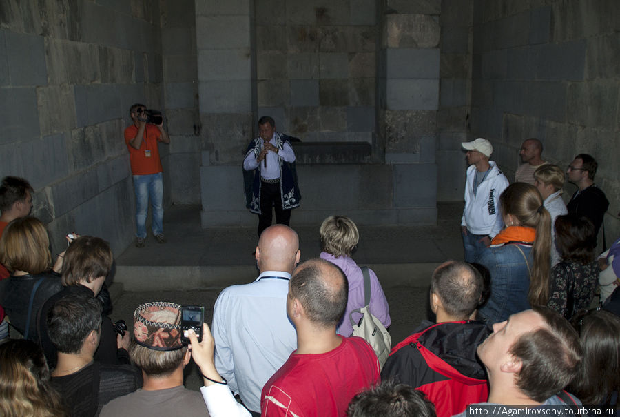 Колоссальный по эстетическому наслаждению момент — живое исполнение на дудуке в стенах старого храма. Гарни, Армения