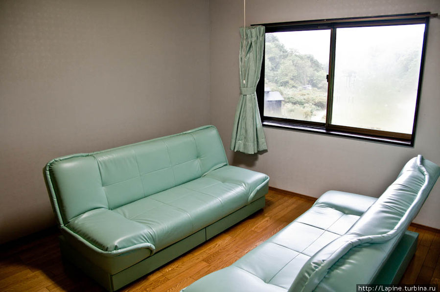 Не шибко-то уютная гостиная с кожаными диванами, вход в которую есть и из прихожей, и из кухни. Сэнбоку, Япония