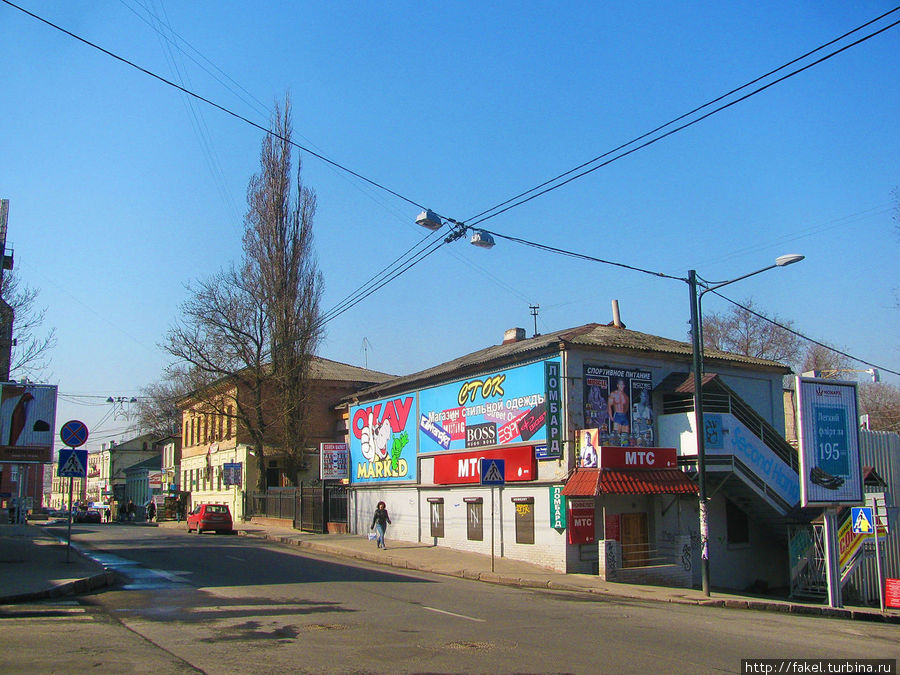 Вниз уходит Классический переулок, на нём торгуют букинисты Харьков, Украина