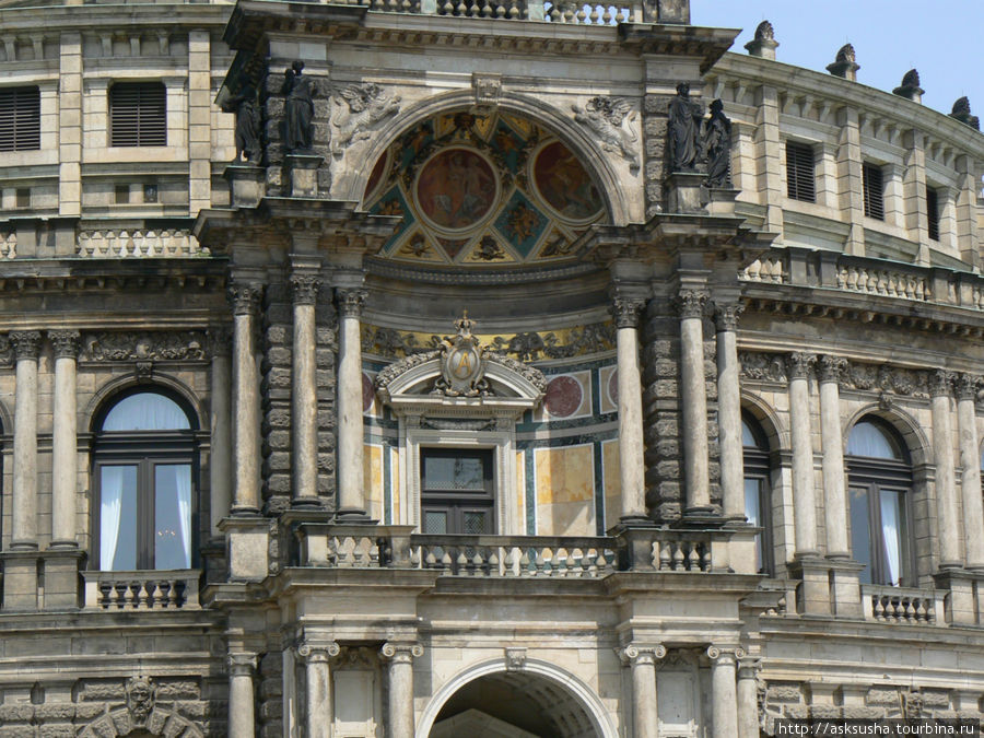 Фрагмент фасада Оперы Зентера Дрезден, Германия