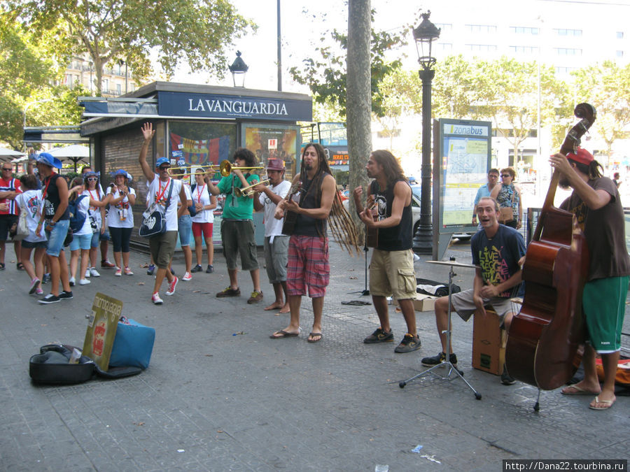Уличные музыканты вблизи площади Каталонии. Барселона, Испания