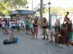 Уличные музыканты вблизи площади Каталонии.