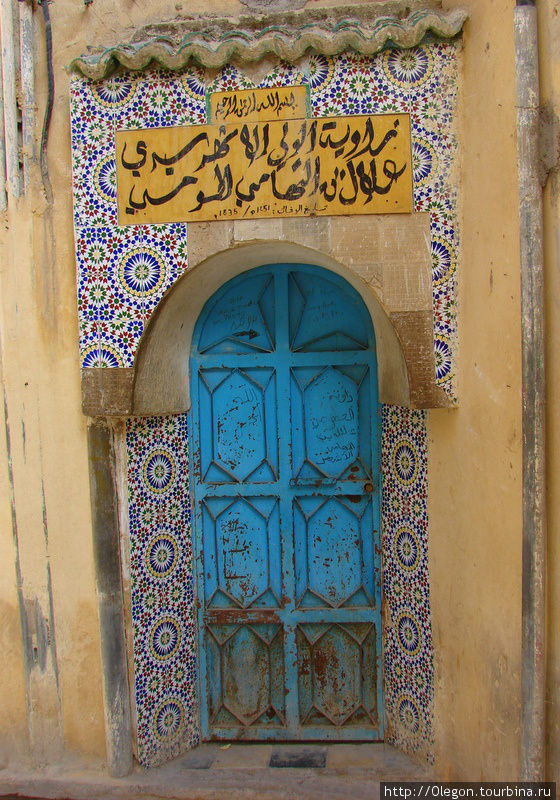 Двери в дома украшены в традиционном марокканском стиле Фес, Марокко