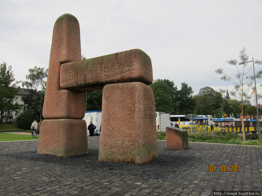 Памятник Петеру Альтмейеру, президенту земли Рейнланд-Пфальц,  восстановившему Кобленц Кобленц, Германия