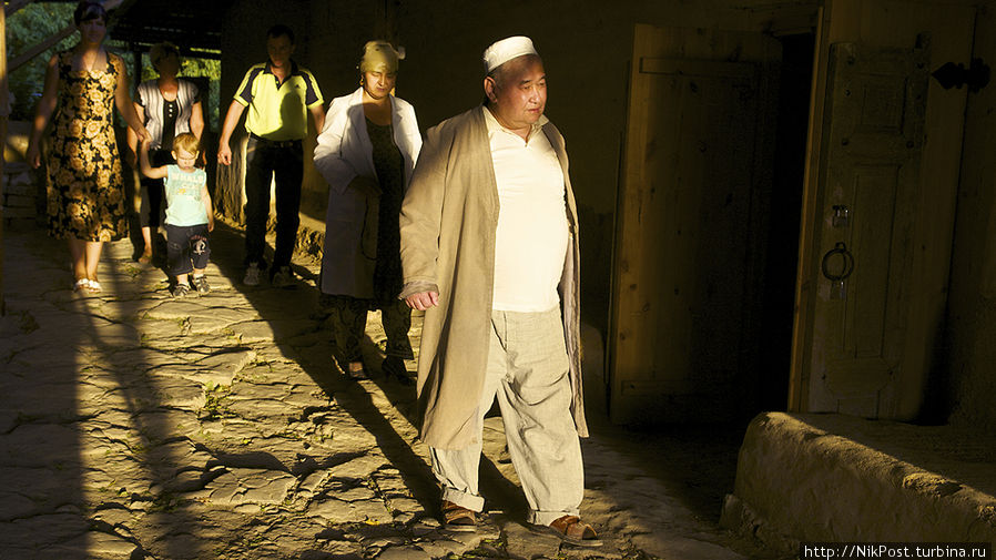 Мулла с прихожанами у входа в мечеть. Тараз. Тараз, Казахстан
