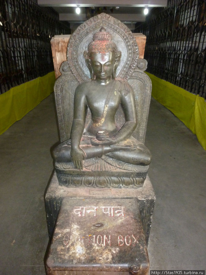 Катманду. Храмовый комплекс Сваямбунатх.Барельефное изображение Будды в Музее храма.
