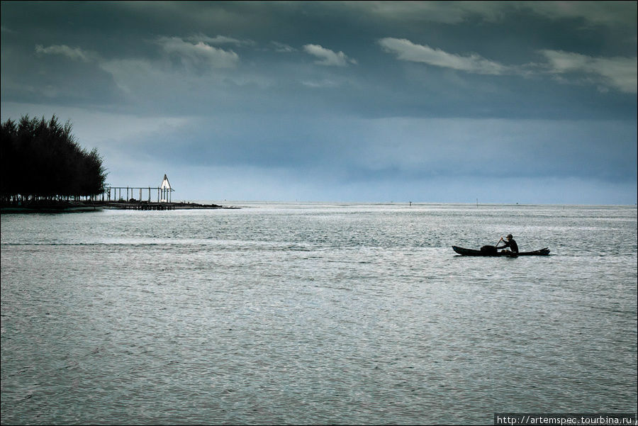 Мимо разрушенного порта плывут рыбаки. Сингкил, Индонезия