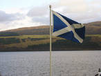 Шотландский флаг и воды озера Лох-Несс.