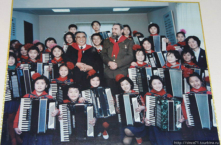 21.  Та же учительница, двадцать лет назад, с другими учениками и другими визитёрами. Пхеньян, КНДР