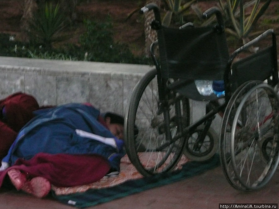 видимо бездомные.... спят в парке Марокко