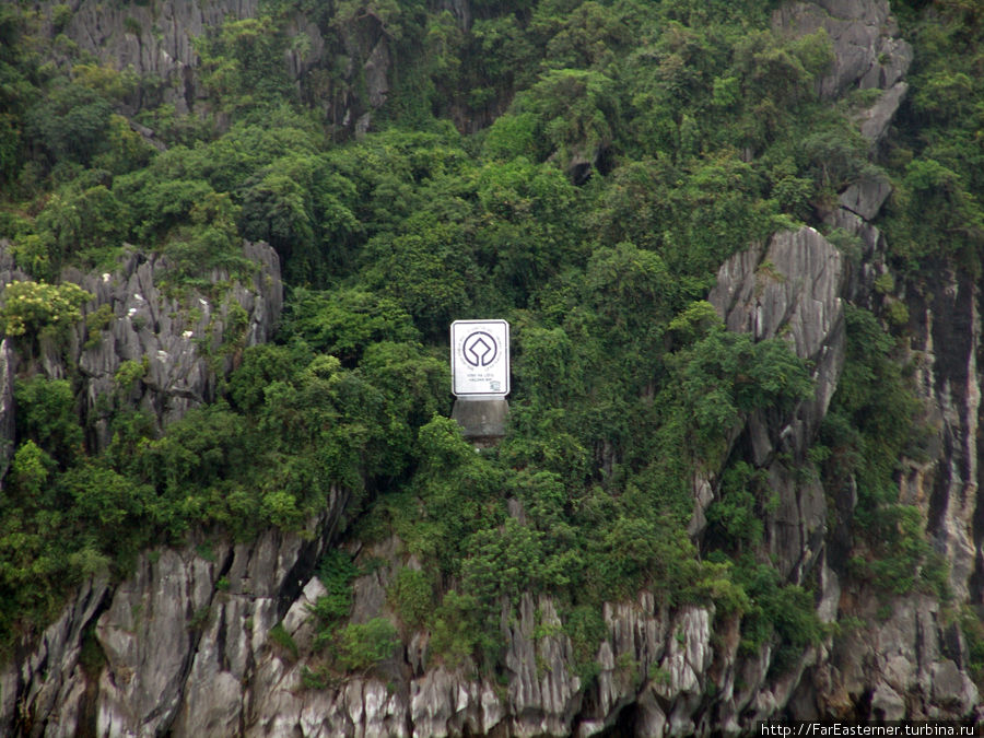 Знак для кораблей на острове с пещерой чудес. Что означает — не знаю. Ха-Лонг, Вьетнам