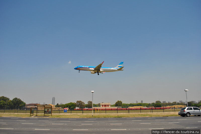 Самолеты касаются полосы в каким то 20-30 метрах от автострады Буэнос-Айрес, Аргентина