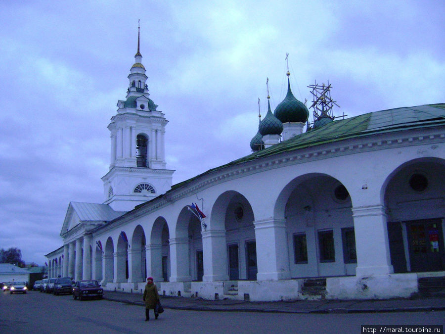 Церковь Спаса (сер.XVIII века) украшает ансамбль Красных рядов Кострома, Россия