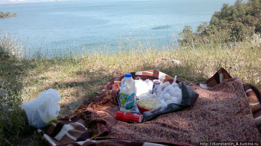 наш обед  у озера Кёйджегиз, Турция