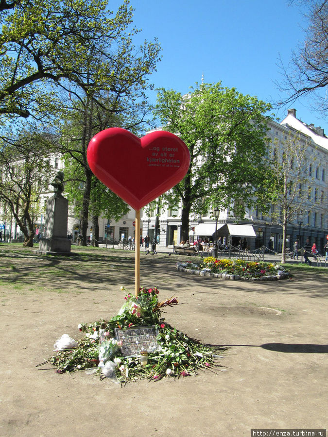 ...Нет ничего более великого, чем любовь...
Это сердце тоже в память об убитых Брейвиком. Осло, Норвегия